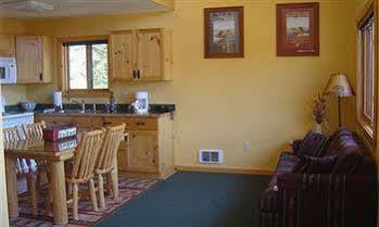 Отель Somers Bay Log Cabin Lodging Экстерьер фото
